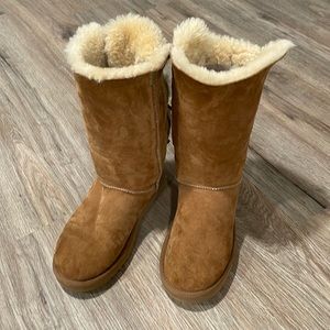 Ugg tall Chestnut Bailey Bow - size 9